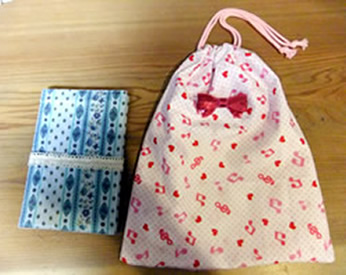 ピンクとブルーの生地で作った手帳カバーと体操着袋