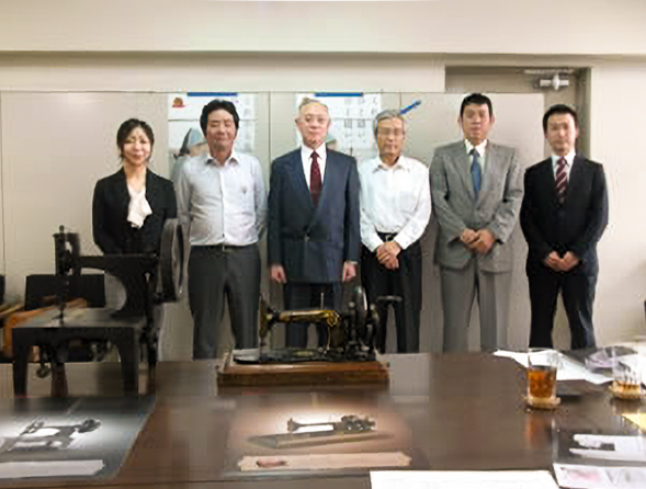 株式会社シンガーハッピージャパンの社員の方と並ぶ当店スタッフ