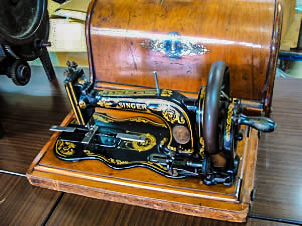 シンガーミシン1号機。黒いミシン本体に、金色でsingerと刻印がある
